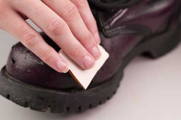  چگونه از ترک خوردن کفش چرم جلوگیری کنیم