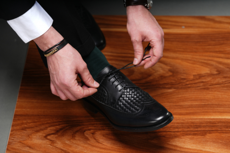 صدا دادن کفش چرم و راه های از بین بردن آن | فروشگاه اینترنتی چرم میخچی